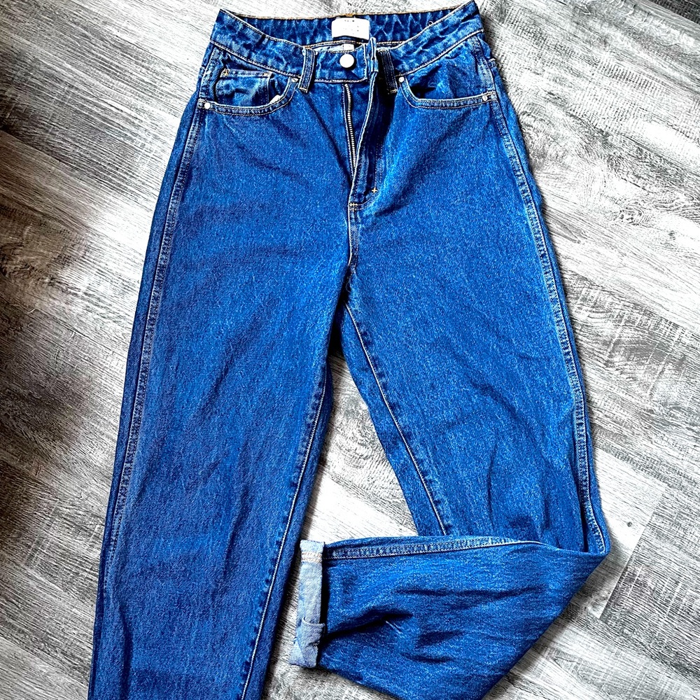 True high-rise jeans. Classic blue. A few times worn.